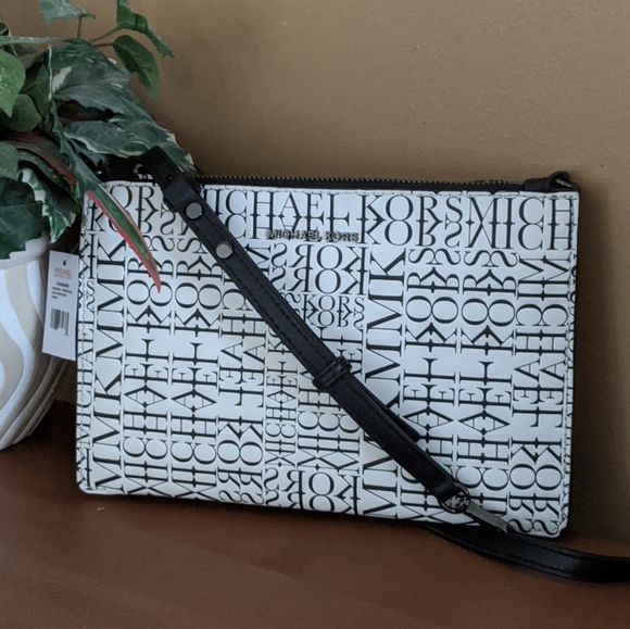 Michael Kors Handbags - Michael Kors Signature Crossbody